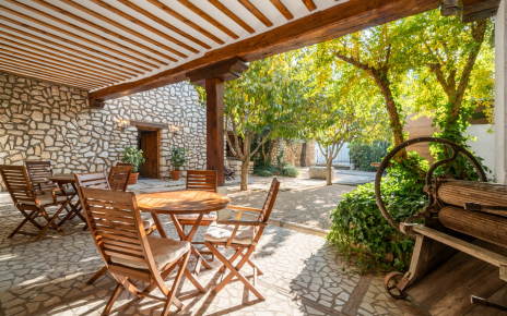 El porche esta amueblado 